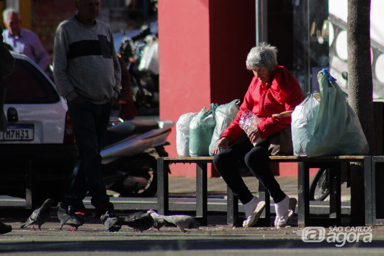 População durante manhã frio em ponto de ônibus no Centro - 