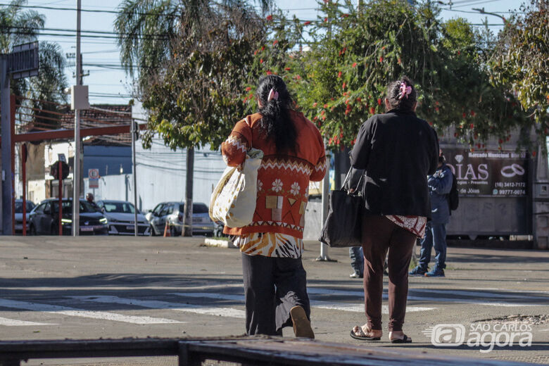 Pedestres se abrigam do frio em São Carlos - Crédito: Lourival Izaque