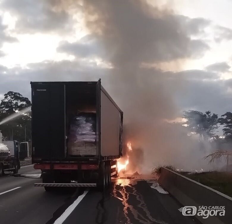Incêndio em carreta causa interdição e congestionamento na Washington Luís - Crédito: Artesp