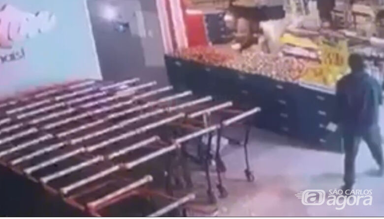 Câmera de segurança flagra tentativa de explosão em caixa eletrônico em supermercado -