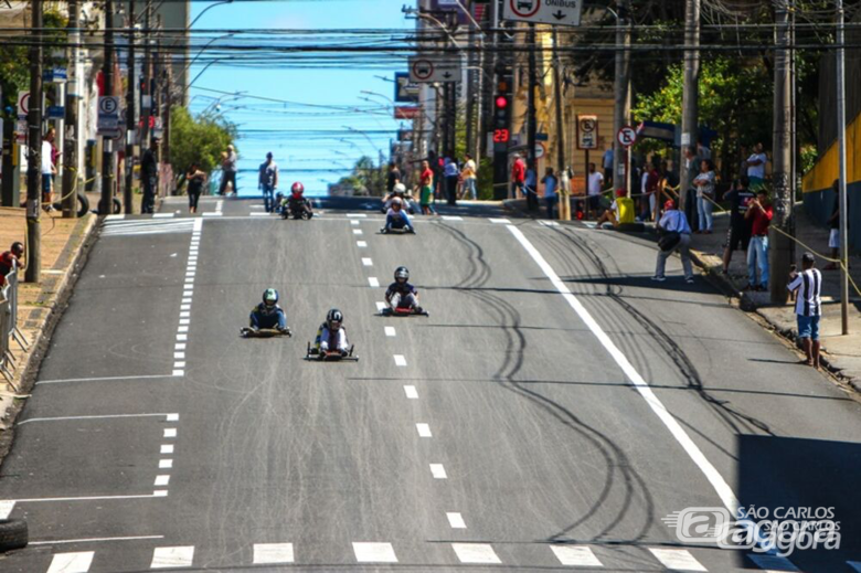 Carrinhos de rolimã descem a avenida São Carlos - Crédito: Arquivo Lourival Izaque