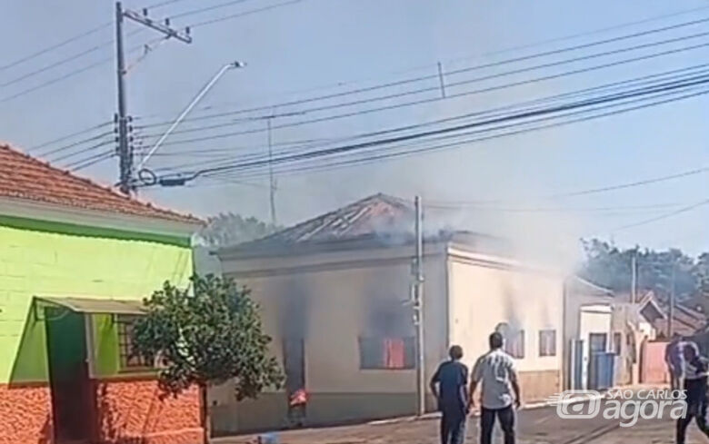 Idosa acamada morre carbonizada em Dourado após filho atear fogo propositalmente no imóvel  - Crédito: Reprodução 