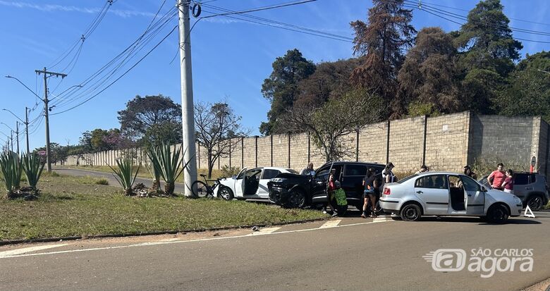 Colisão entre dois carros é registrada na região do Damha em São Carlos -