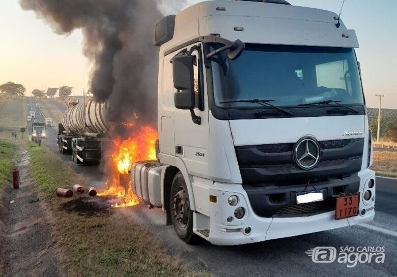 Carreta pega fogo na rodovia Washington Luís - Crédito: CCI Artesp