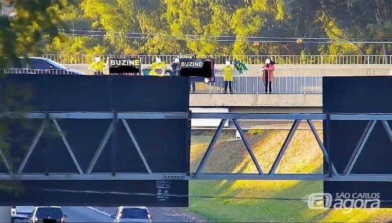 Manifestantes pró-Bolsonaro fazem ato em viaduto de São Carlos - Crédito: CCI Artesp