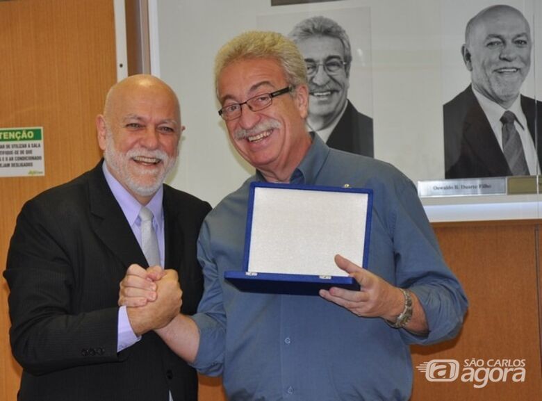 Os ex-prefeitos de São Carlos, Newton Lima e Oswaldo Barba, assinam o manifesto em defesa da soberania nacional contra o tarifaço e as exigências de Donald Trump - Crédito: divulgação