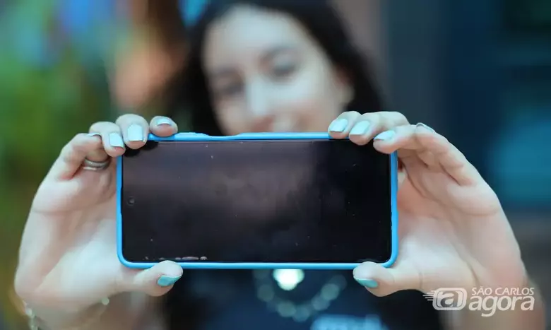 Mulher segura aparelho celular - Crédito:  Fabio Rodrigues-Pozzebom/Agência Brasil