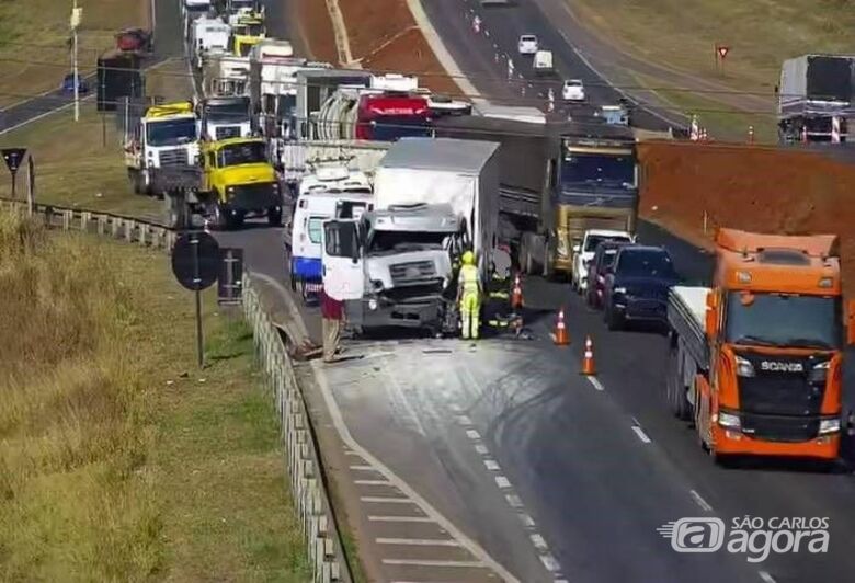 Motorista fica preso nas ferragens após colisão traseira na Washington Luís - Crédito: CCI Artesp
