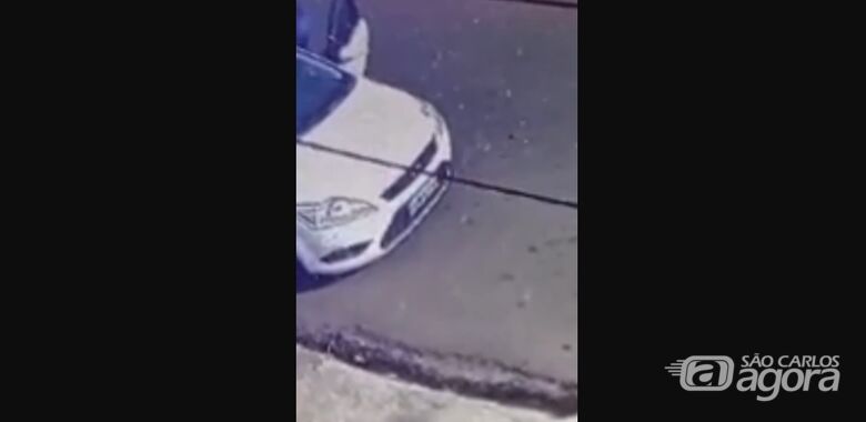 Câmera de segurança flagra casal roubando carro de idoso de 91 anos; veja vídeo -