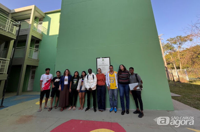 Representantes da gestão e estudantes na manifestação do Bloco V da Moradia (Foto: Adriana Arruda) - 
