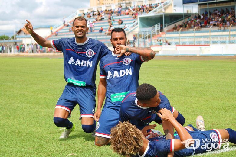 Jogadores do Lobão comemoram mais um gol no Paulista da A-4 contra a Penapolense  - Crédito: FOTO: Fernando Zanderin Jr. 
