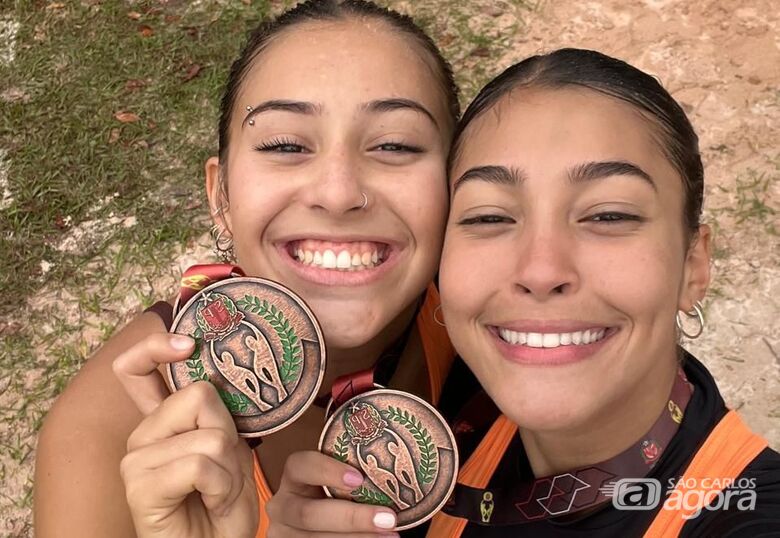 Dupla são-carlense comemora a conquista da medalha de bronze nos Joguinhos - Crédito: Divulgação