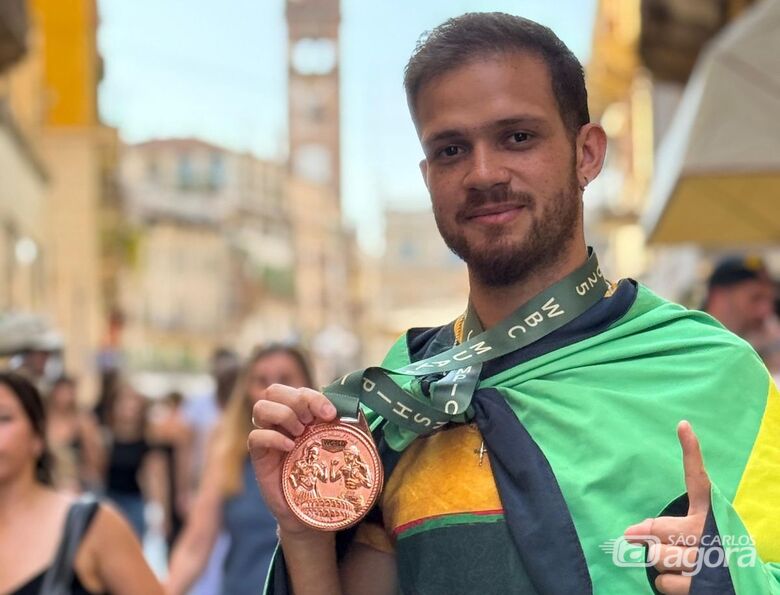 Orgulhoso, Ítalo Matheus exibe a medalha de bronze obtida no Mundial - Crédito: Divulgação