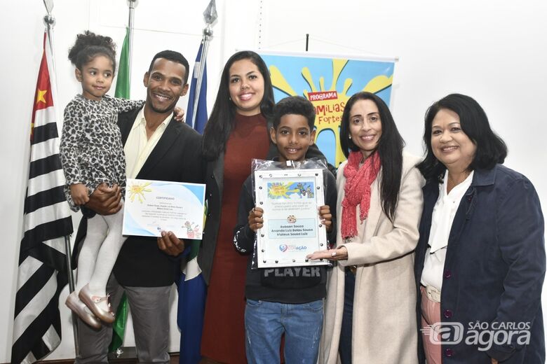 São Carlos certifica primeira turma do programa " Famílias Fortes" -