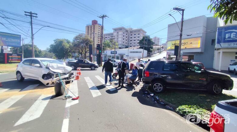 Veículos colidem em cruzamento no Centro - Crédito: Maycon Maximino