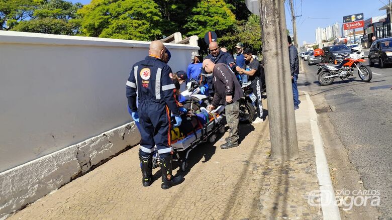 Motociclista fica ferido após colisão com caminhão na Avenida São Carlos - Crédito: Maycon Maximino