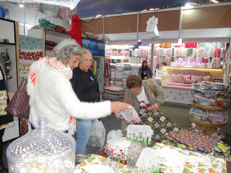 Idosos do Centro de Convivência da Melhor idade de Ibaté visitam a Feira Nacional do Bordado em Ibitinga -