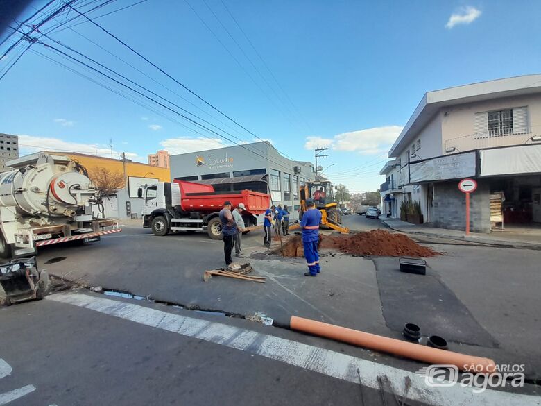 SAAE realiza reparos emergenciais em redes de esgoto e drenagem no Centro -