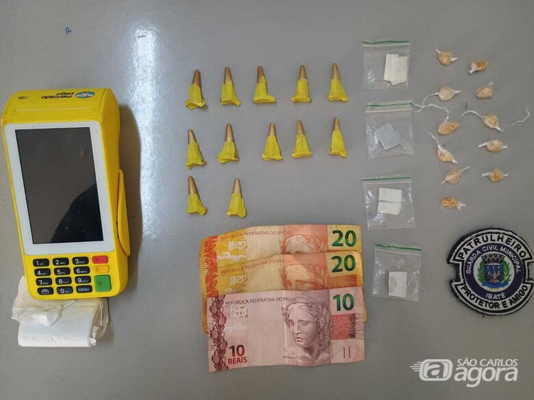 GCM e PM localizam drogas e máquina de cartão escondidas em cano de água no Jardim Cruzado - 