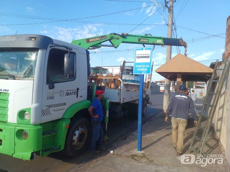 Prefeitura de Ibaté inicia reforma de pontos de ônibus em estado precário - 