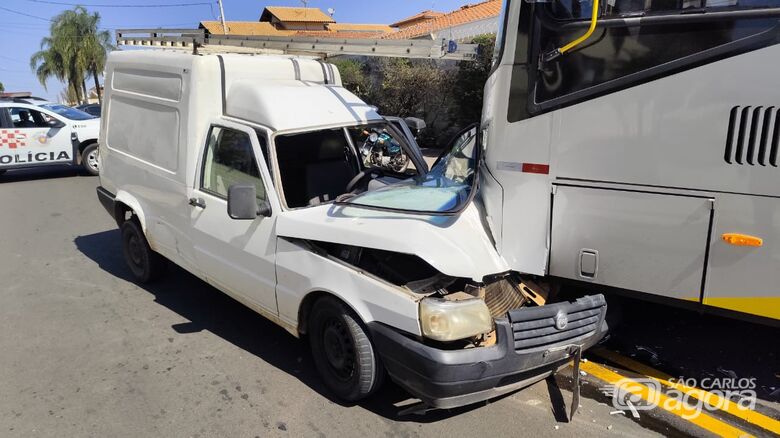 Fiorino colide de frente com ônibus em cruzamento no Jardim Cardinali - Crédito: Maycon Maximino