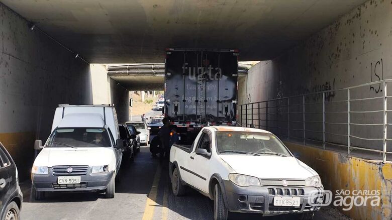 Mais um caminhão fica enroscado em pontilhão da Capitão Luiz Brandão - Crédito: Maycon Maximino