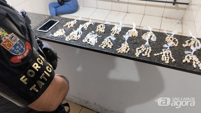 Procurado por roubo é preso com mais de 400 pedras de crack durante operação da Força Tática no CDHU - Crédito: Maycon Maximino