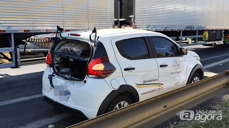 Colisão traseira entre caminhão e carro é registrado próximo à UFSCar - Crédito: Maycon Maximino