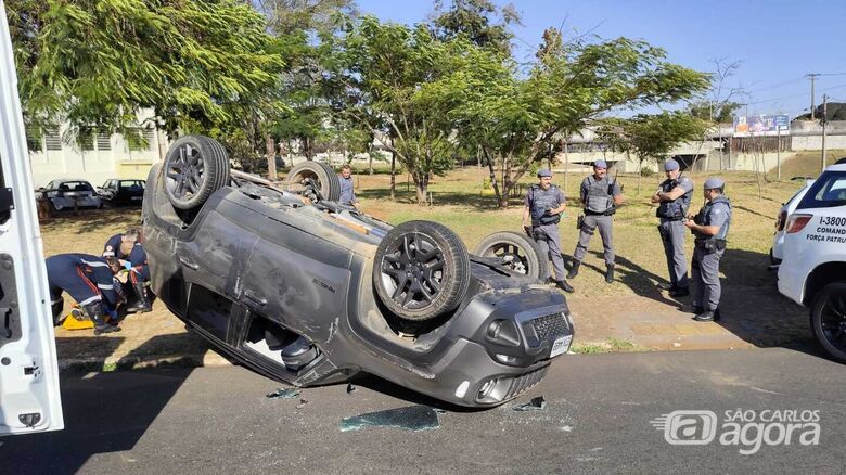 Jeep Renegade capota após colisão na Praça Itália - Crédito: Maycon Maximino