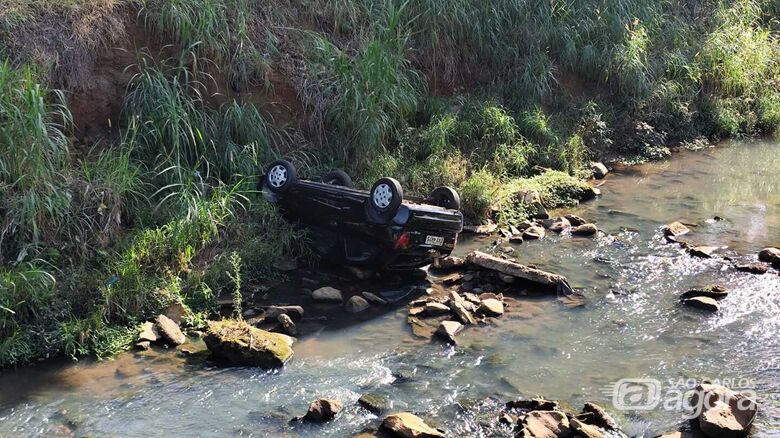 Veículo desgovernado cai em córrego após atravessar avenida no Parque Arnold Schmidt - Crédito: Maycon Maximino