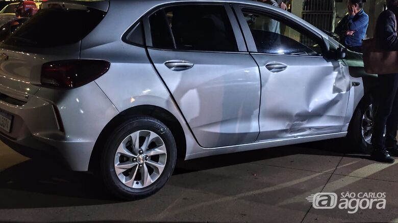 Carro Ficou Com A Porta Amassada Após Colisão - Crédito: Foto: Maycon Maximino/São Carlos Agora