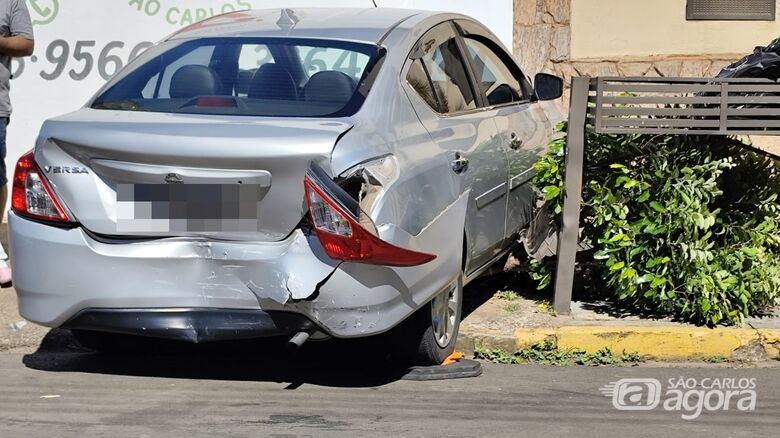 Engavetamento termina com carro atingindo muro na Vila Nery - Crédito: Maycon Maximino