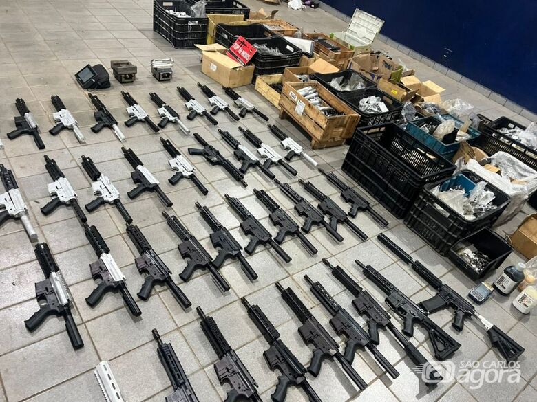 Foram apreendidos 40 fuzis modelo AR-15, já em fase de finalização - Crédito: divulgação