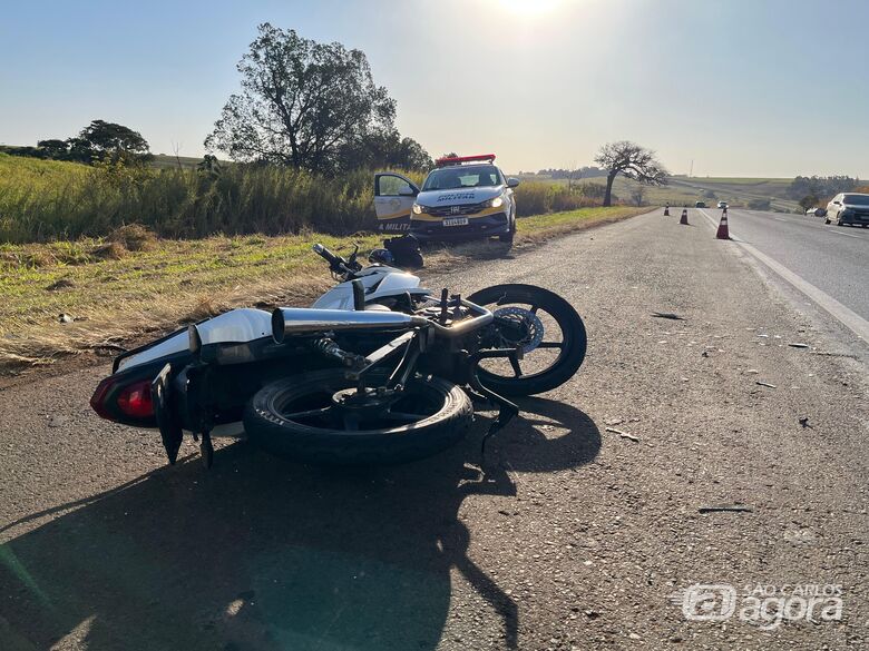 Polícia determina prisão de motociclista por adulteração de placa após grave acidente na SP-310  - Crédito: Foto: Flavio Fernandes/São Carlos Agora