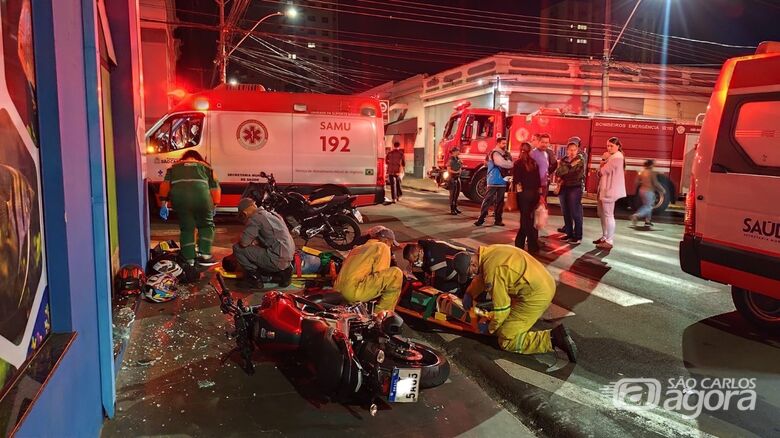 Quatro ficam feridos em colisão envolvendo duas motocicletas no Centro  - Crédito: Maycon Maximino 