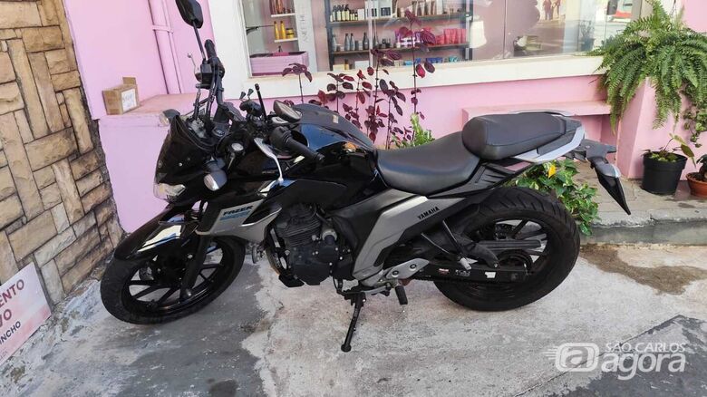 Colisão entre carro e moto deixa homem ferido na rua 15 de Novembro - Crédito: Maycon Maximino