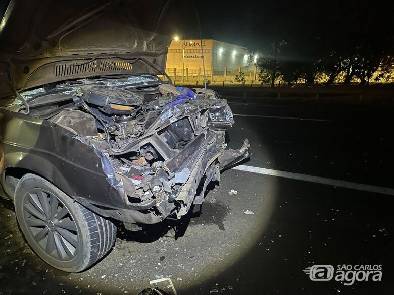 Colisão entre carro e caminhonete deixa três feridos na SP-318 - Crédito: Lourival Izaque 