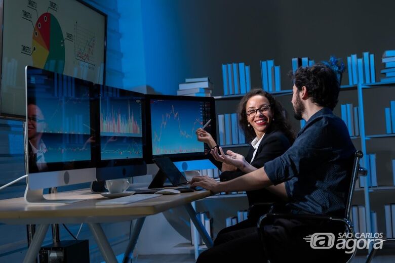 A iniciativa tem como objetivo capacitar os participantes para consultar, manipular e interpretar informações em bancos de dados relacionais. (crédito da imagem: Envato) - 