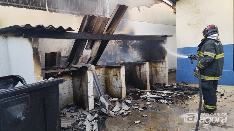 Incêndio atinge casa de passagem em São Carlos - Crédito: Maycon Maximino 