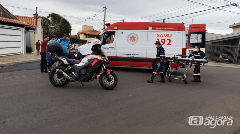 Motociclista de 22 anos cai ao escorregar em pedriscos na Vila Brasília - Crédito: Maycon Maximino 