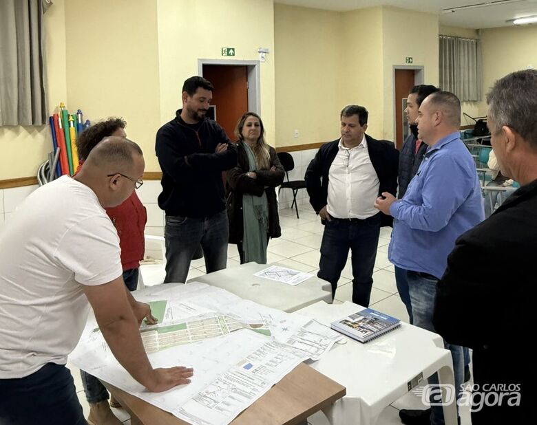 Paulo Vieira e vice-prefeito Roselei anunciam ampliação de pontos de ônibus no Ipê Mirim - Crédito: Divulgação 