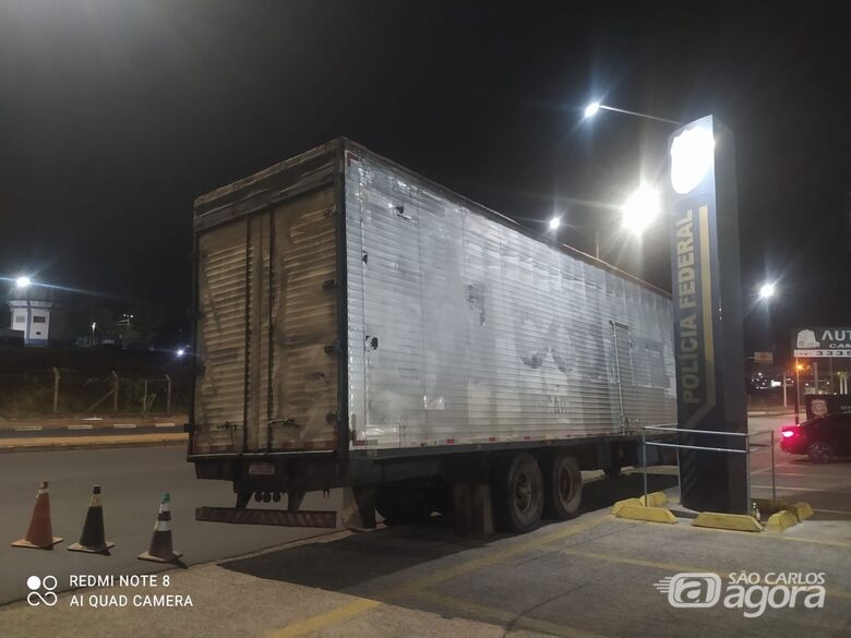 Caminhão abordado na SP-215 - Crédito: Divulgação 