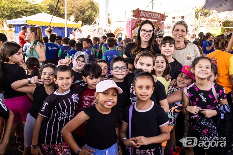 Fundo Social leva 900 crianças ao parque de diversões em São Carlos  - Crédito: Dilvulgacao 