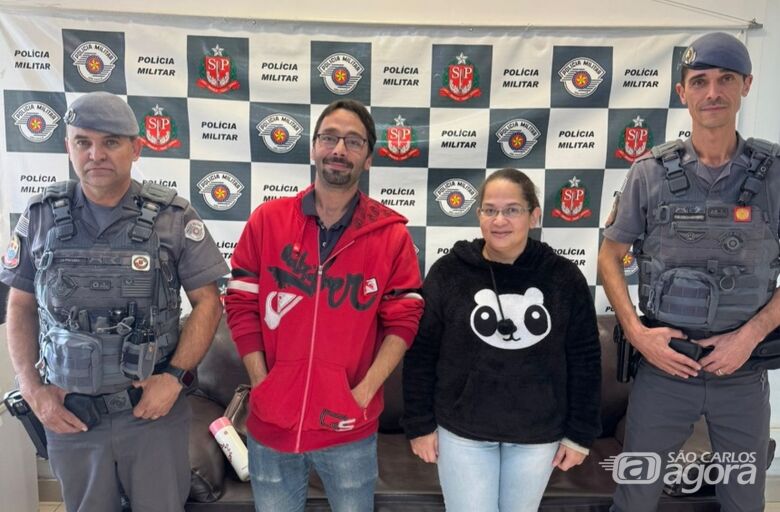 Casal agradece policiais militares que ajudaram a salvar vida da mulher  - Crédito: reprodução