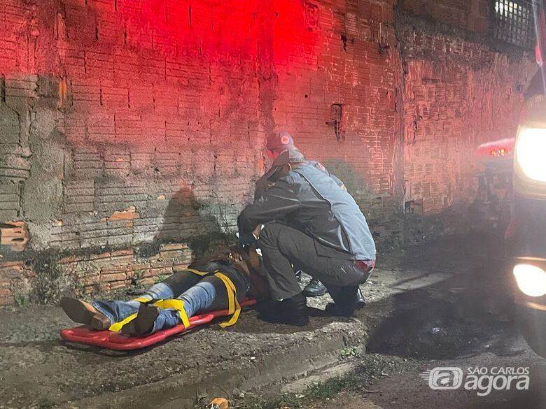 Momento em que vítima é socorrida - Crédito: Lourival Izaque