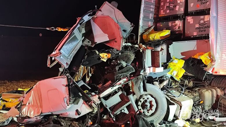 Grave acidente deixa caminhoneiro morto na Washington Luís, em São Carlos - Crédito: Maycon Maximino