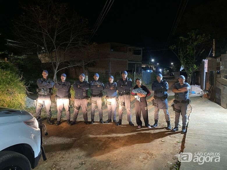 Policiais envolvidos na ocorrência e a mãe - Crédito: colaboração