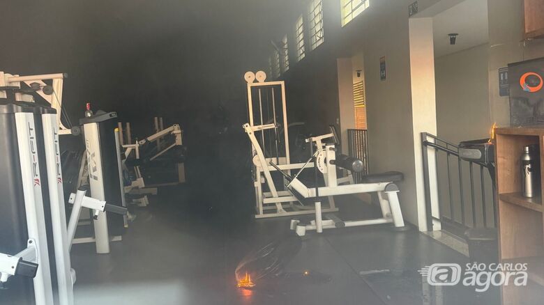 Incêndio em ventilador mobiliza Bombeiros e PM em academia - Crédito: Lourival Izaque 