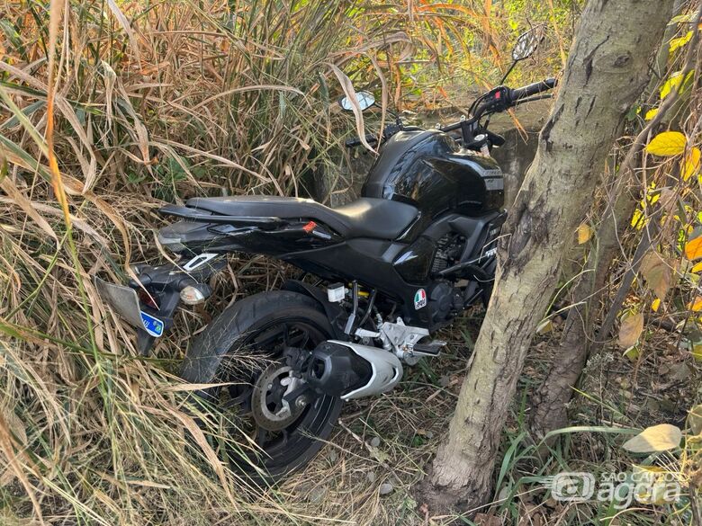 Motocicleta furtada é localizada pela Guarda Municipal em mata no Romeu Tortorelli - Crédito: Divulgação 