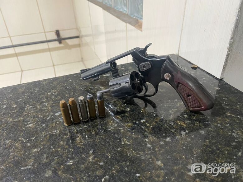 Homem cai de telhado durante fuga e é preso com revólver no Jd. Gonzaga - Crédito: Lourival Izaque 